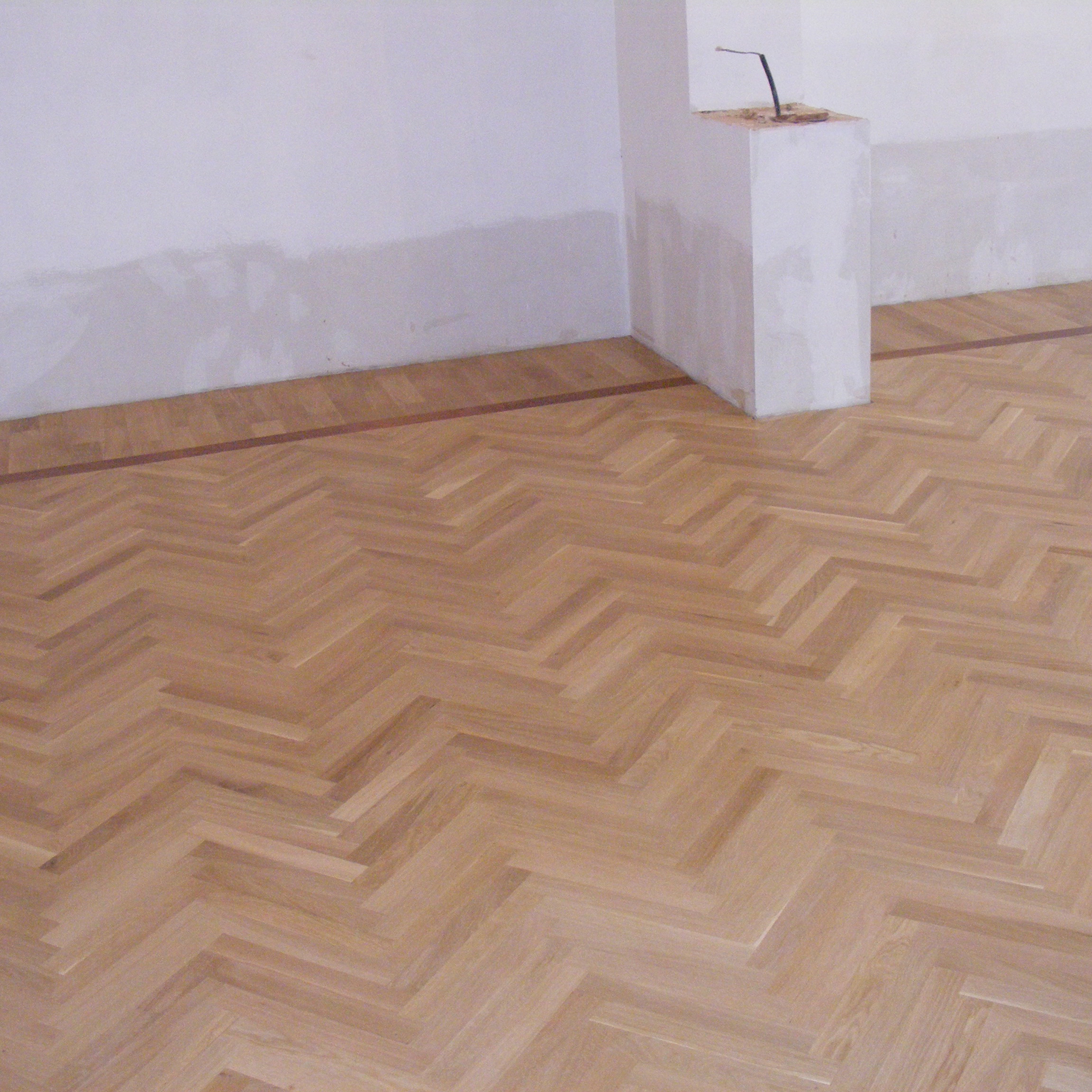 2.Herringbone oak flooring lacquered